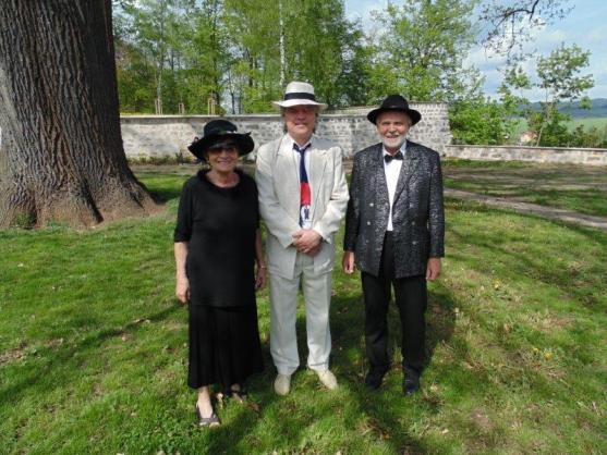 Prostor pod klášterním dubem zaplnila společnost v kloboucích