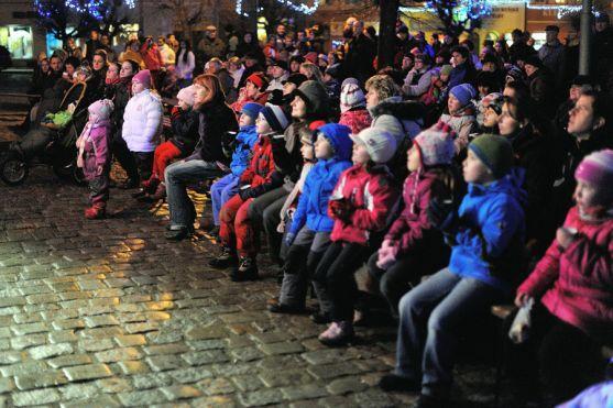 Na broumovském náměstí se včera večer rozsvítil městský vánoční strom