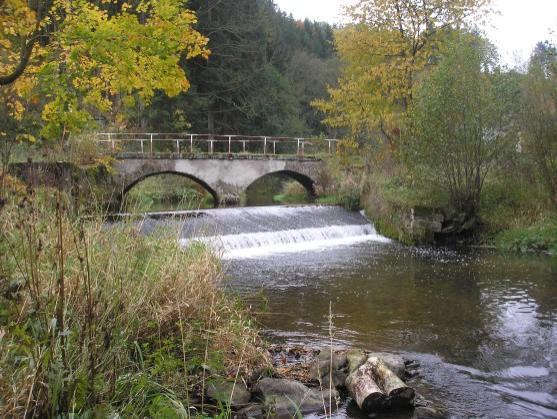 Maršovským údolím kolem řeky Metuje do Maršova n. M. na Policku a zpátky po silnici s výhledy na pohoří po obou stranách česko-polské hranice