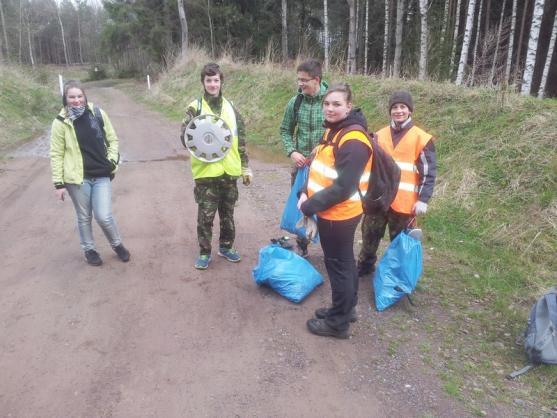Skauti provedli ke Dni Země úklid lesa