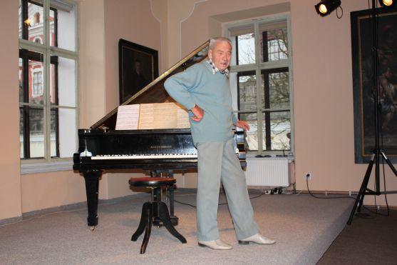 Třiadevadesátiletý klavírista Zdeněk Kostka hrál a vyprávěl v klášterní Kreslírně 