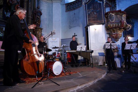 Pražské jazzové sexteto v Božanově recitací doprovodil herec Alfred Strejček 