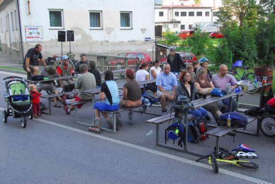 Z "petrovických zatáček" u Police nad Metují se stala bruslařská dráha 