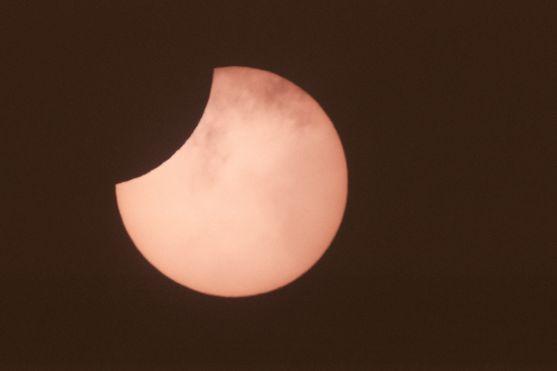 Z broumovského náměstí se v pátek bude pozorovat zatmění Slunce