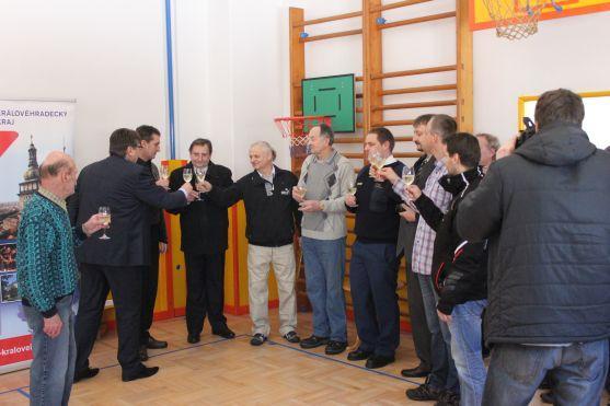 Práci na opravené tělocvičně v Bezděkově nad Metují odvedli dobrovolníci. Na slavnostní otevření přijel i hejtman Lubomír Franc 