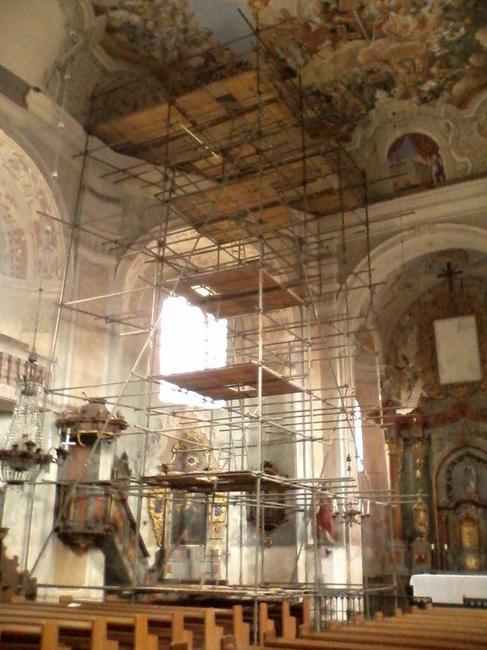 V kostele Všech Svatých v Heřmánkovicích na Broumovsku začal průzkum stavu nástropní malby 