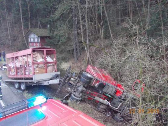 V Křinicích se převrátil náklaďák, další spadl v petrovických zatáčkách do potoka