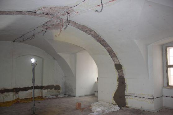 Pět měsíců stavebních prací v broumovském klášteře a jeho zahradě 