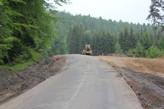 Na silnici přes Pasa se pracuje i o víkendech. Zdržení stavby se neočekává 