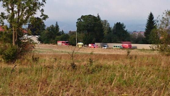 Řidička škodovky narazila do stromu. Vyprostit ji museli hasiči