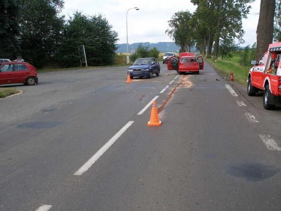 Při nehodě tří osobních vozidel byli zraněni tři lidé