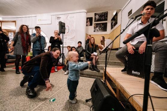 Romové na pódiu, gadjové pod ním – Jsme jeden svět 