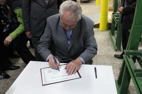 Miloš Zeman v Broumově vyzdvihl význam Veby. Prezident textilce slíbil státní zakázku