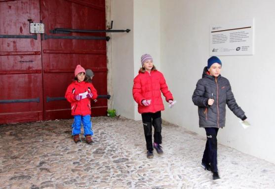 Hledání kuřátek v klášterní zahradě 