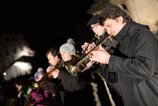 Čtyřsethlavý průvod doprovodil Tři krále k Ježíškovi na broumovské náměstí