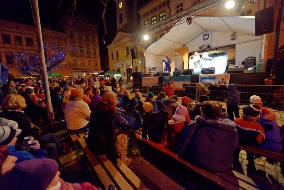 První adventní neděli strávili Broumováci u stromečku na náměstí