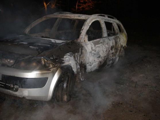 Na lesním parkovišti hořel osobní automobil