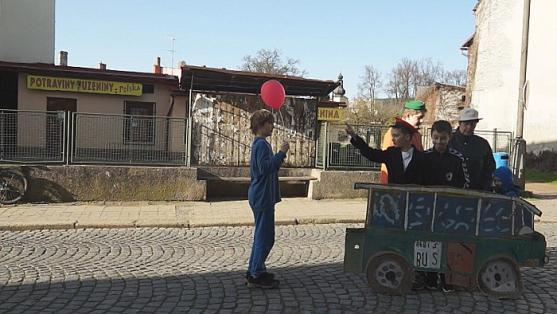 Červený balónek po Policku 