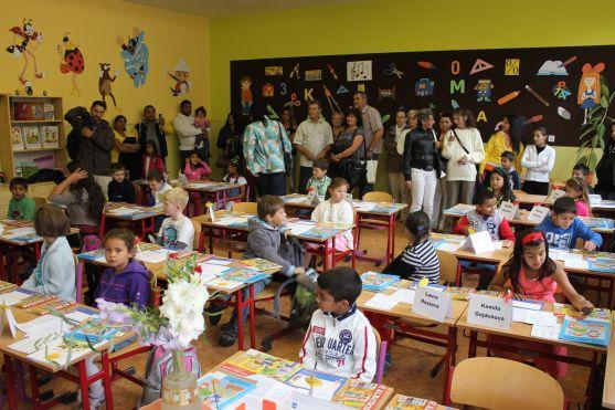 Přes 110 prvňáčků včera v Broumově usedlo do školních lavic