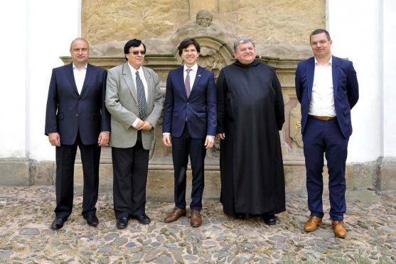 Americký velvyslanec v Broumově navštívil klášter, Masarykovu základní školu a undergroundový klub Eden