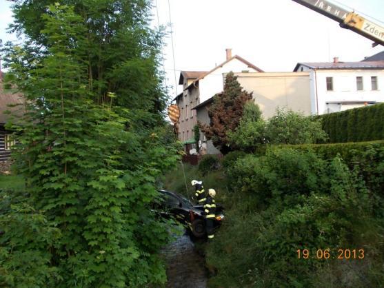 Auto skončilo nad potokem. Řidič i spolujezdec od nehody utekli