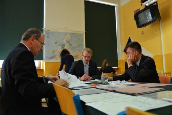 Oktáva úspěšně odmaturovala. Závěrečné slovo třídního učitele 