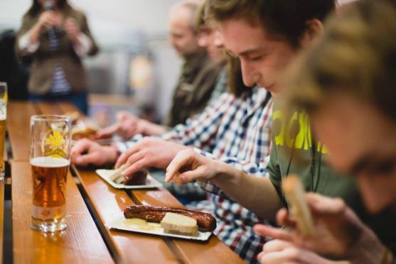 Na slavnostech piva a klobás v Centru Walzel natáčela polská Telewizja Wałbrzych