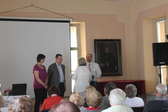 Studenti převzali osvědčení. Skončil druhý rok Univerzity třetího věku v Broumově