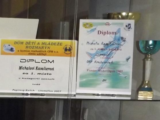 Polické Muzeum papírových modelů otevřelo výstavu z tvorby stavitele modelů 