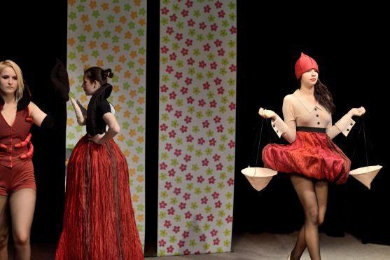 Herce na pódiu Městského divadla v Broumově vystřídaly modelky