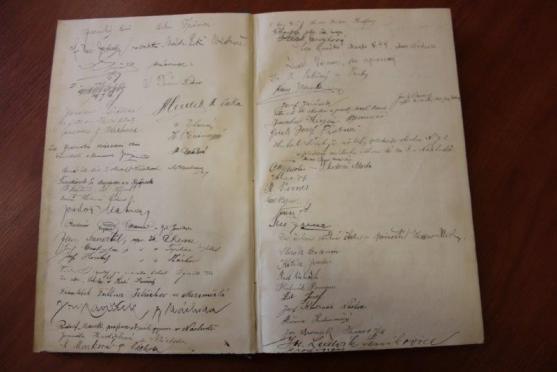 V září 2015 to bude 85 let, co byla v Broumově otevřena první česká škola 