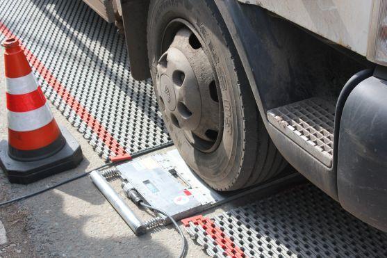 Policisté kontrolovali v Broumově správnou váhu nákladních automobilů