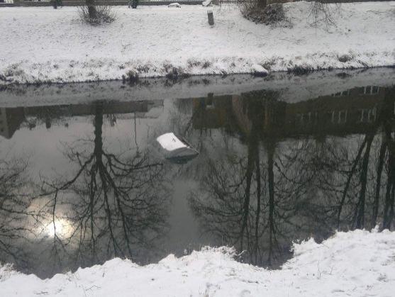 Hasiči si stěžují: Hloupá zábava opilců. Shazují kontejnery do vody