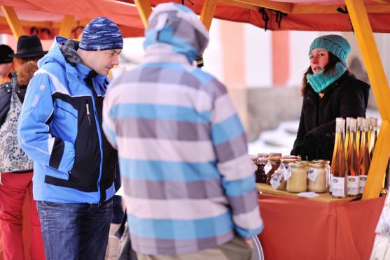 Trhovce a návštěvníky Velikonočního jarmarku na nádvoří kláštera trápil velký mráz