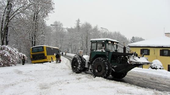 Před pádem do strže zachránilo autobus zábradlí a stromy