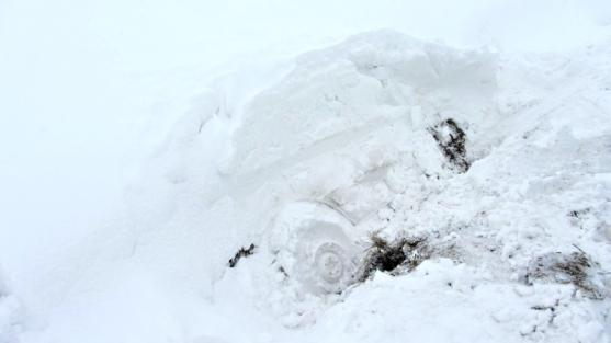 Broumovsko opět zasáhlo silné sněžení. Hasiči v Křinicích tahali auto z příkopu