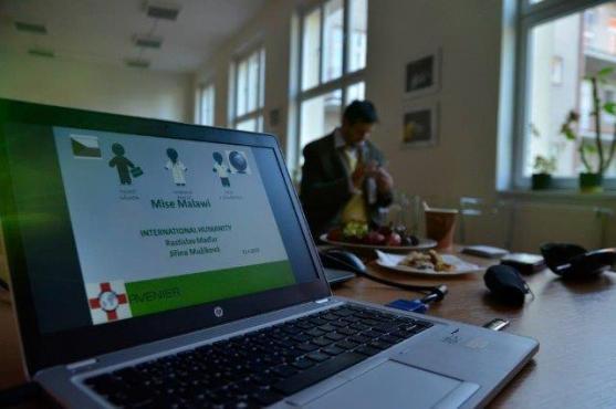 S lékařem Rastislavem Maďarem o humanitní misi do Malawi nad fotografiemi Jiřiny Mužíkové 