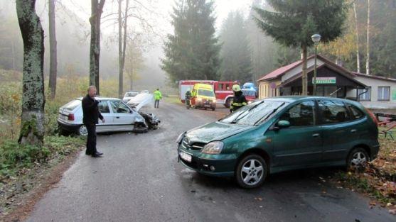 Při dvou dopravních nehodách v Teplicích nad Metují a v Heřmánkovicích se zranily posádky vozů