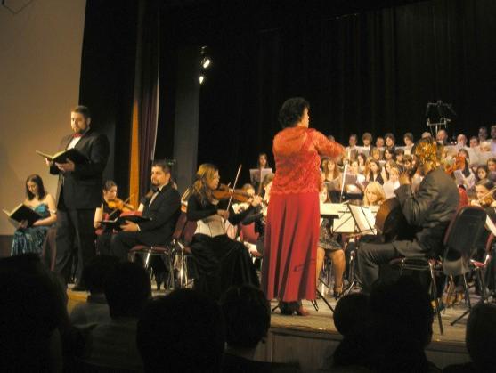 100 členný soubor muzikantů a zpěváků Základní umělecké školy v Polici nad Metují přednesl Rybovu Českou mši vánoční „Hej mistře“ 