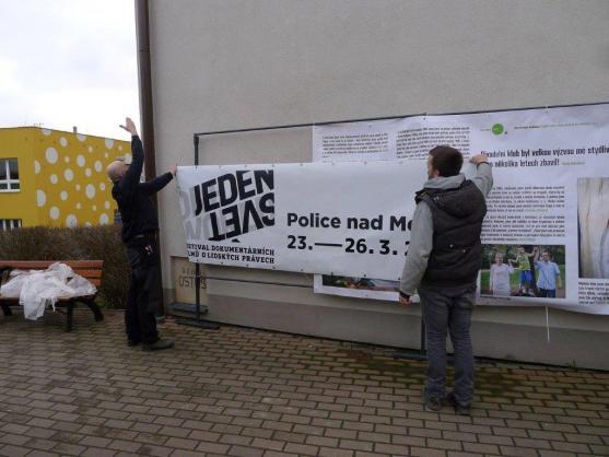 Pořadatelé festivalu Jeden svět ocenili dobrovolnickou pomoc studentů Gymnázia Broumov 