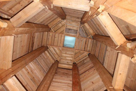 V nové věži kostela v Teplicích nad Metují je opět tubus s informacemi pro příští generace