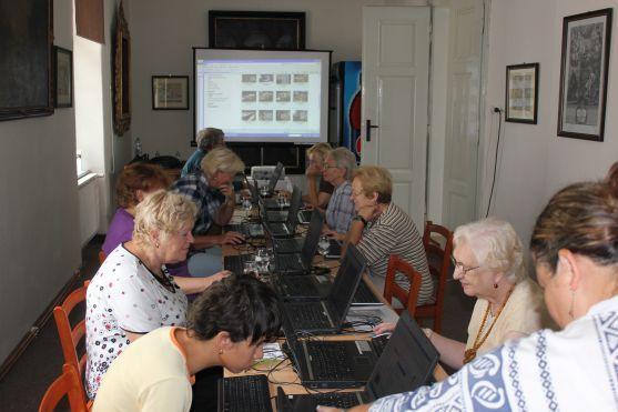 Počítačový kurz seznámil seniory z Broumovska s dalšími možnostmi komunikace a sebevzděláváním