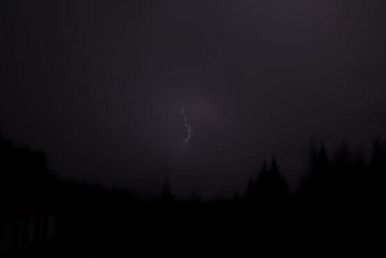 Blesk v Bohdašíně rozštípl vzrostlý strom