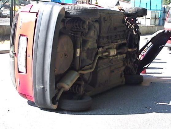 Jedna osoba se zranila při nehodě osobního vozidla