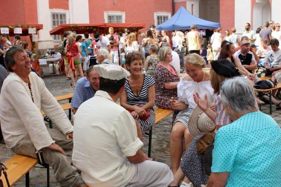 Burčákobraní se vydařilo, přišly stovky lidí… V sobotu bude klášter zvát na Podzimní trh 