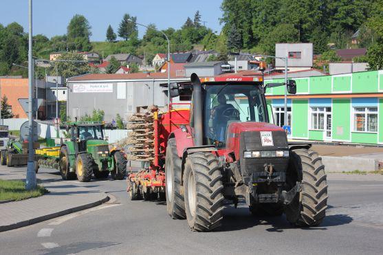 Zemědělci dnes v Polici nad Metují protestovali, ale dopravní problémy nezpůsobili
