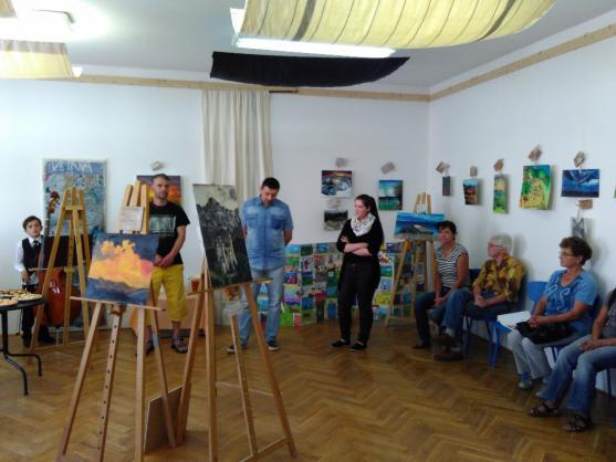 V Zeleném domečku vystavují své obrazy žáci výtvarného oboru Základní umělecké školy v Polici nad Metují 