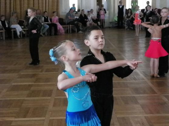 Broumovské taneční páry se zúčastnily dvou soutěží. Vzorně reprezentovaly město a domů si odvezly cenné kovy 