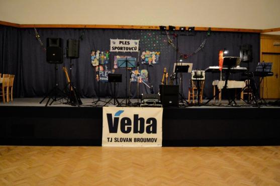 Na broumovském Plese sportovců nadchla taneční show na písničky skupiny ABBA 