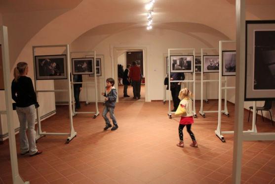 Lapidárium broumovského kláštera zaplnily fotografie Filipa Topola 